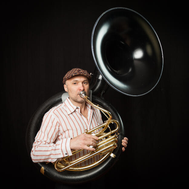 Musiker und Komponist Micha Winkler mit Sousaphone, 2016